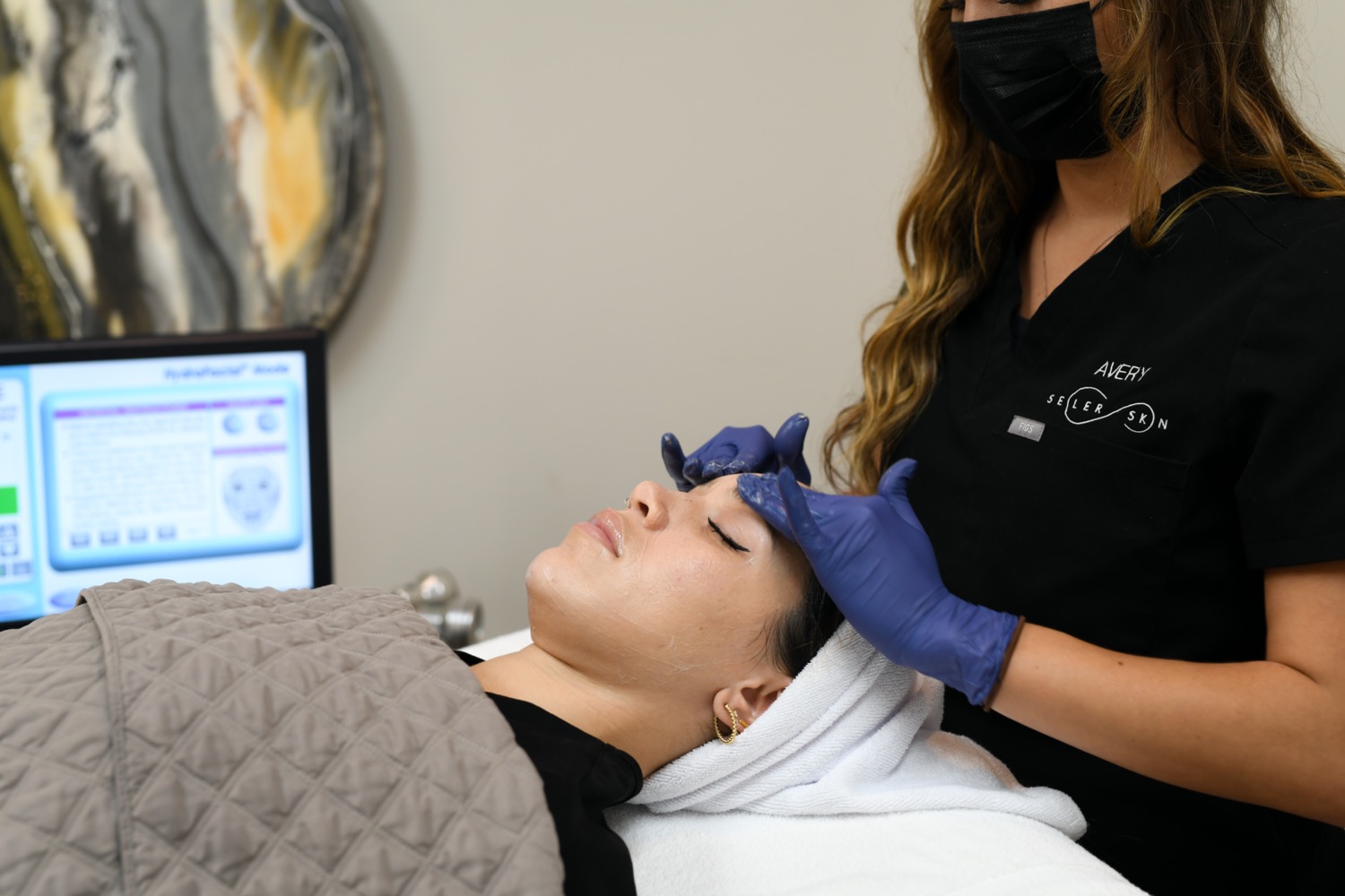Achieve Celebrity Status with the Hollywood HydraFacial